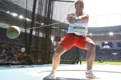 Wlodarczyk shatters world record for hammer gold