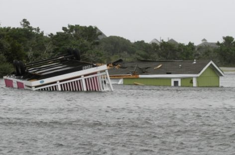 Hermine kills 2, ruins beach weekends in northward march