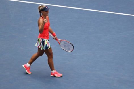 Vinci falls apart after foot fault; Kerber wins