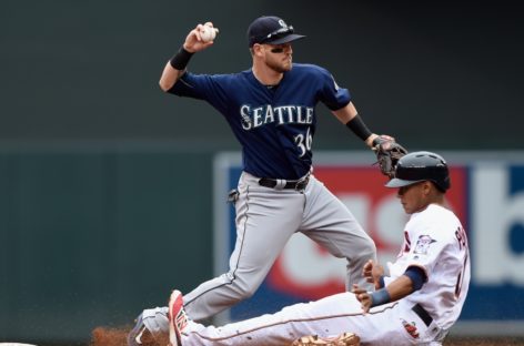 Plate umpire Layne hit in mask, leaves Mariners-Twins game