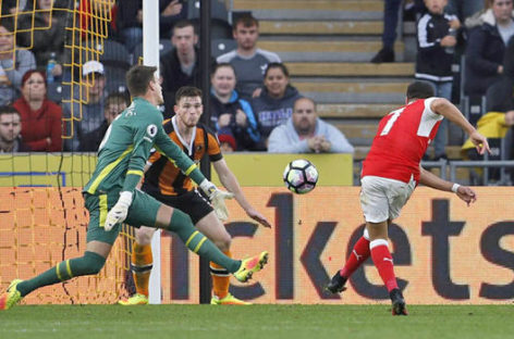 Sanchez scores 2, Arsenal beats Hull City 4-1