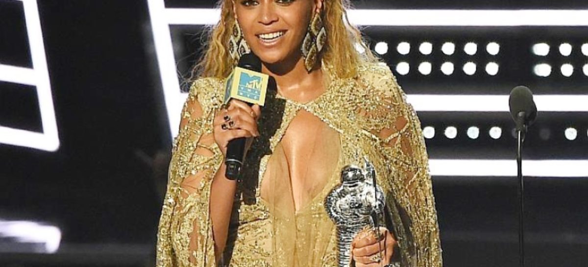 Rihanna Delivers VMA Vanguard Speech; Drake Introduces The Award Rihanna