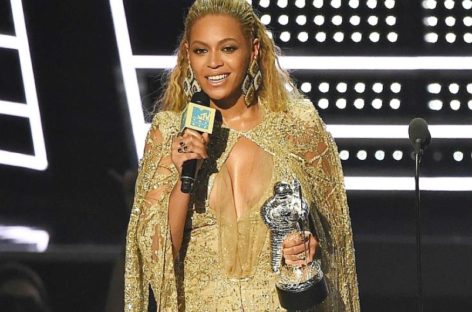 Rihanna Delivers VMA Vanguard Speech; Drake Introduces The Award Rihanna