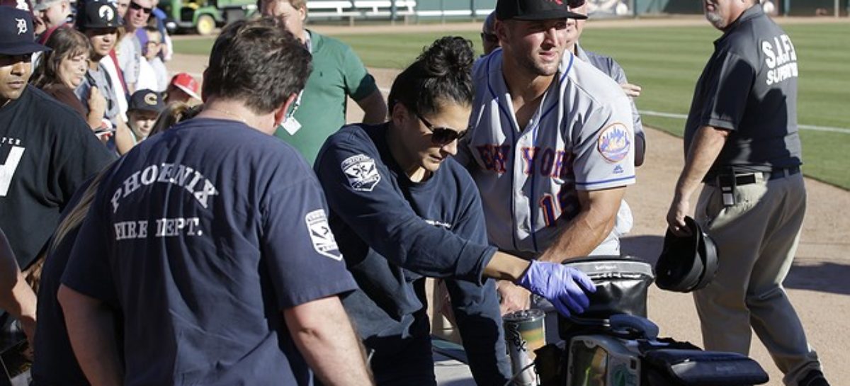 Tebow aids ill fan after 1st Arizona Fall League game