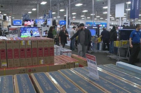 Shoppers hunt for deals, hit the shops for entertainment