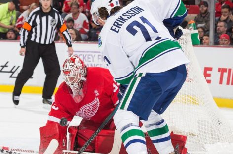 Howard-led Red Wings shut down Canucks