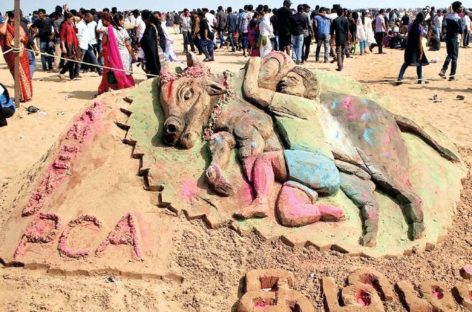 Jallikattu protest: Protestors refuse to leave Marina Beach, form human chain