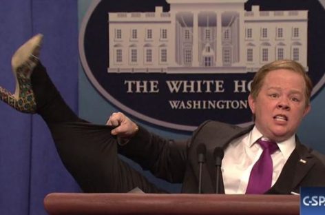 SNL Brings Back Melissa McCarthy as Angry Sean Spicer in Cold Open