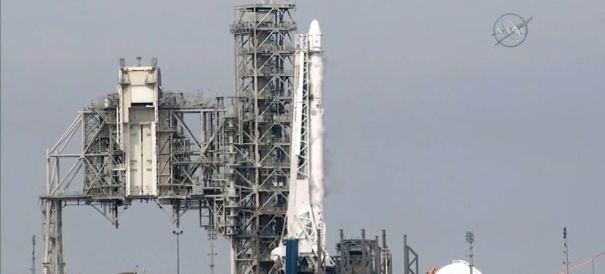 Last-second launch delay for SpaceX at historic moon pad