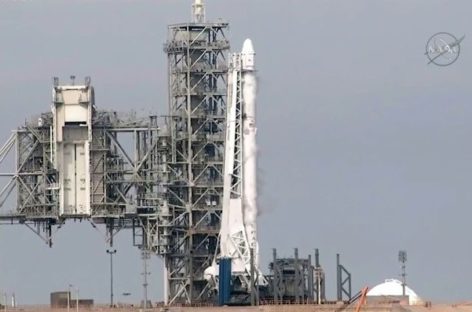 Last-second launch delay for SpaceX at historic moon pad