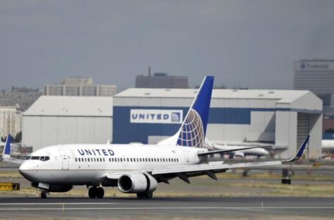 Stars blast United Airlines over leggings ban