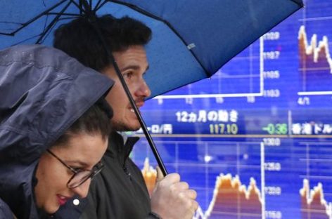 Asian stocks slip, yen and gold rise as global risks weigh