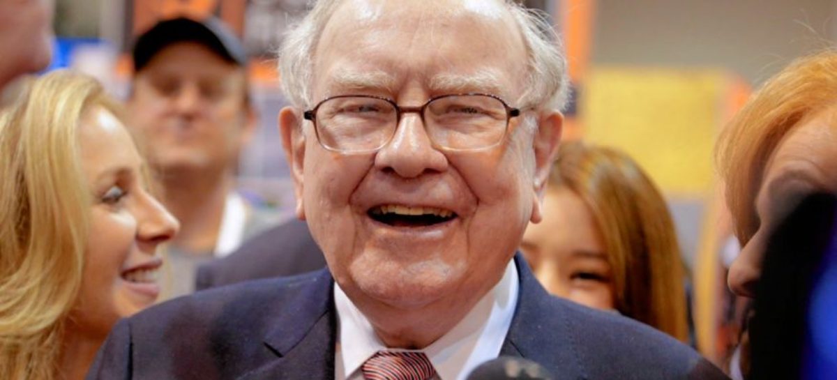 Buffett criticizes United and its CEO over dragging incident