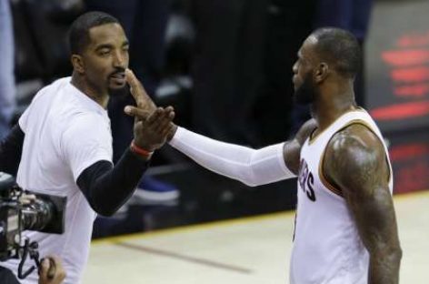 Irving’s 42, LeBron’s 34 pushes Cavs past Celtics in Game 4