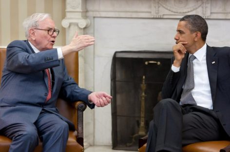 Thousands of people fill arena to hear from Warren Buffett