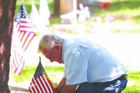 Trump honors Gold Star families at Arlington Cemetery on Memorial Day