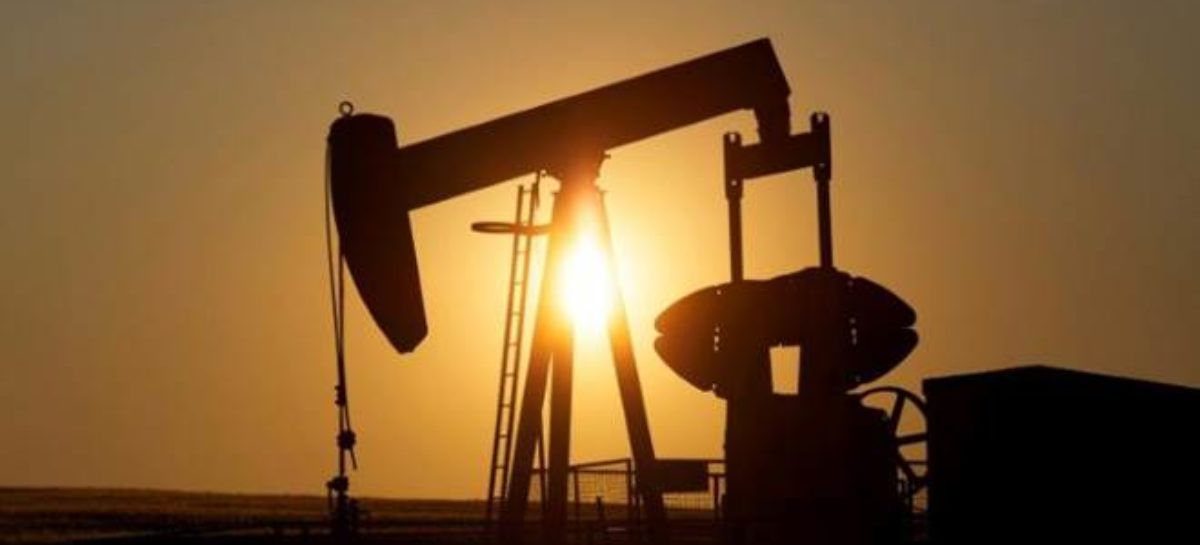 Oil prices slide nearly 1 percent on persistent glut concerns