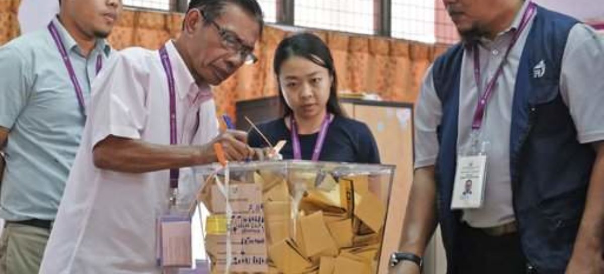 Early results show slight advantage for ruling coalition in Malaysian general election